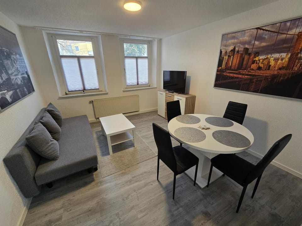 TV and multimedia, Living room, Seating area, Dining area