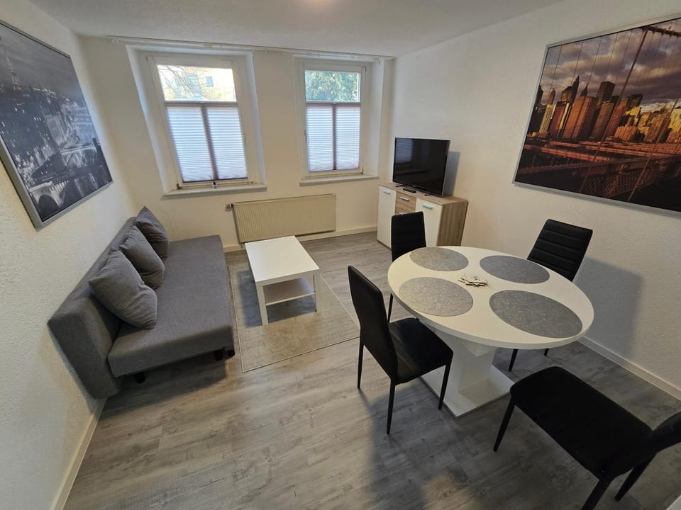 Communal lounge/ TV room, TV and multimedia, Living room, Seating area, Dining area