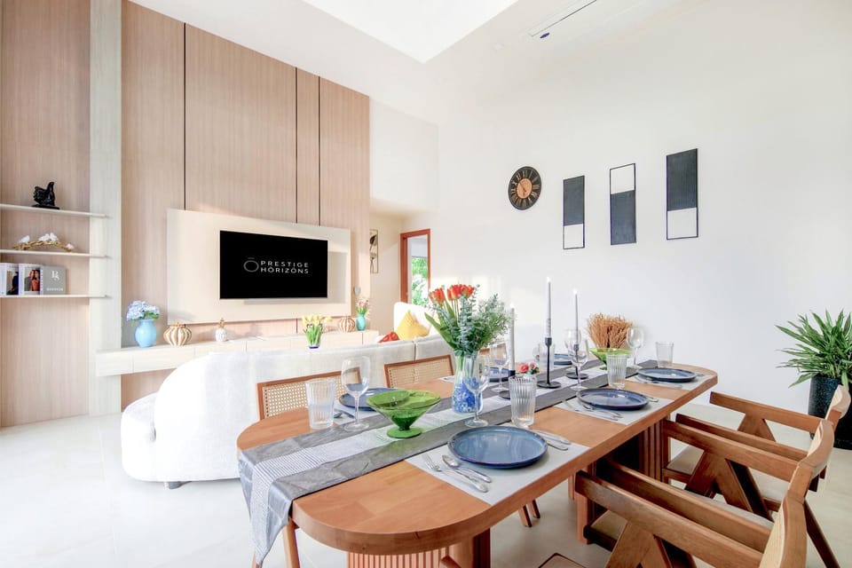 TV and multimedia, Living room, Seating area, Dining area