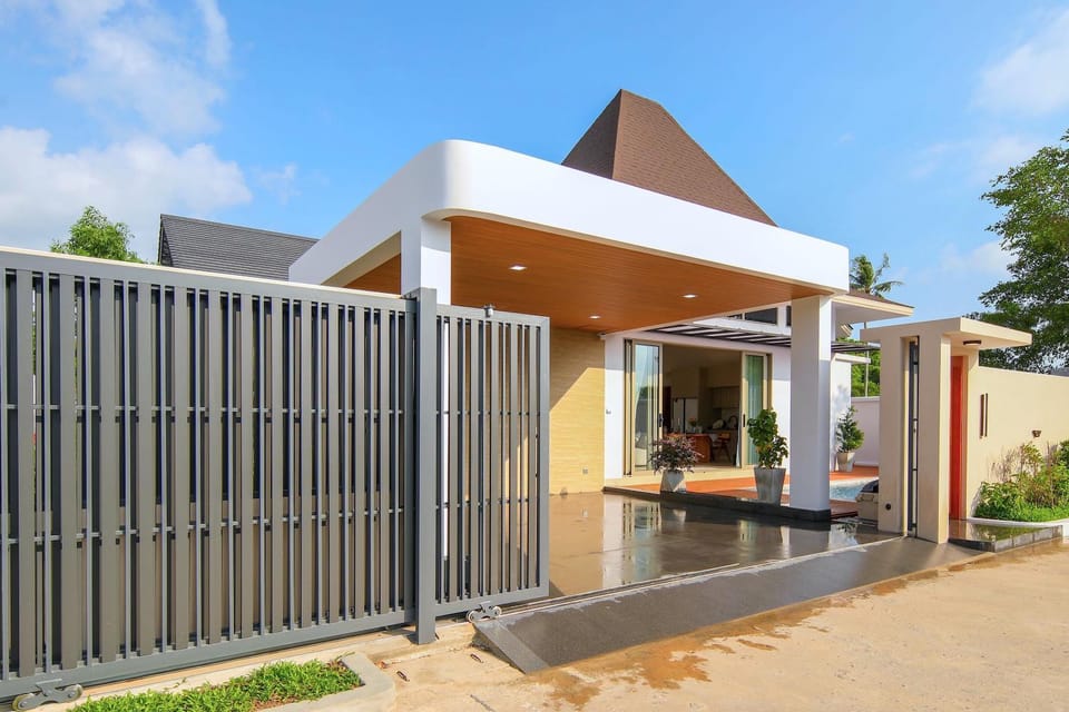 Property building, Facade/entrance, Day