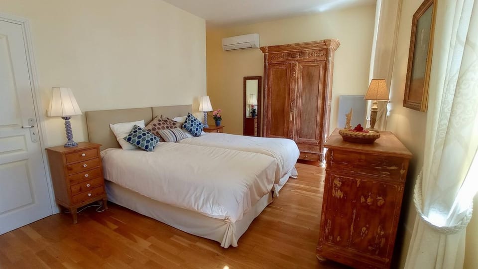 Bed, Photo of the whole room, Bedroom, wardrobe, air conditioner