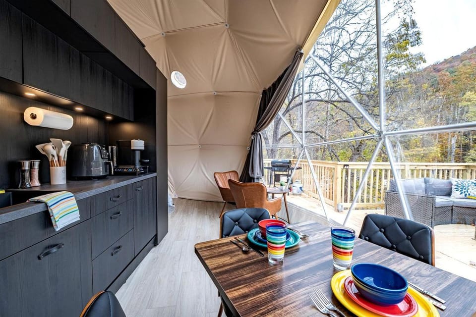 Romantic Geodesic Dome with Hot Tub, Perfect for Stargazing in Pipestem, West Virginia Luxury tent in West Virginia