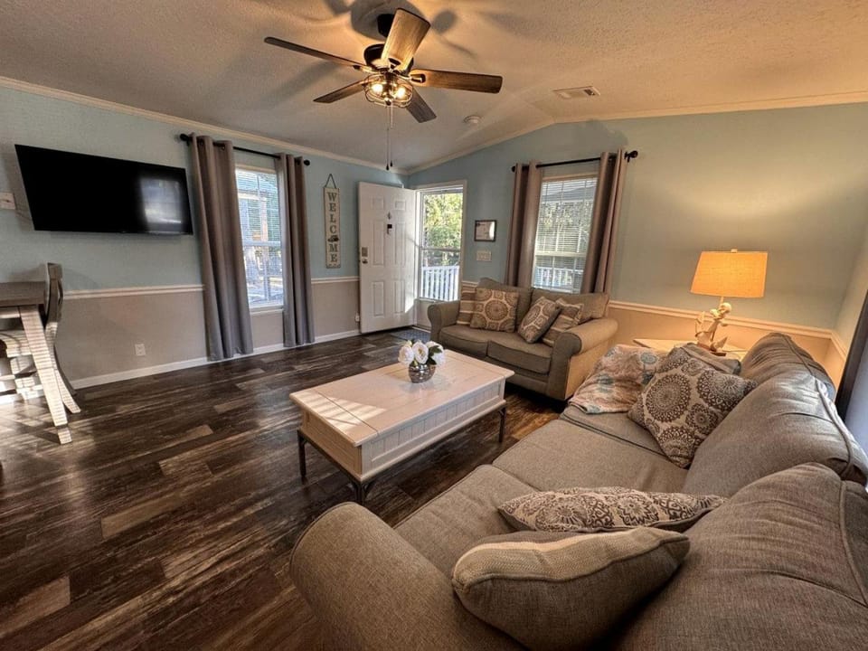 Stunning Cottage by the Rainbow River with Fantastic Amenities for a Wonderful Florida Escape House in Florida