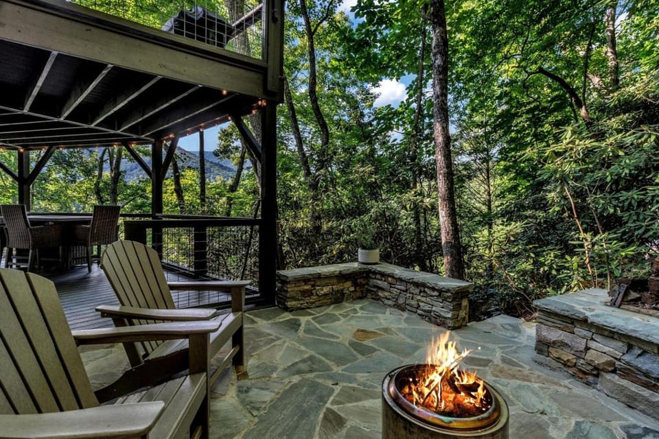 Unique Round Mountain Retreat with Firepit near Black Mountain, NC – Scenic Blue Ridge Getaway House in Montreat