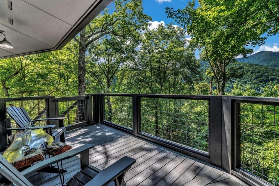 Unique Round Mountain Retreat with Firepit near Black Mountain, NC – Scenic Blue Ridge Getaway House in Montreat