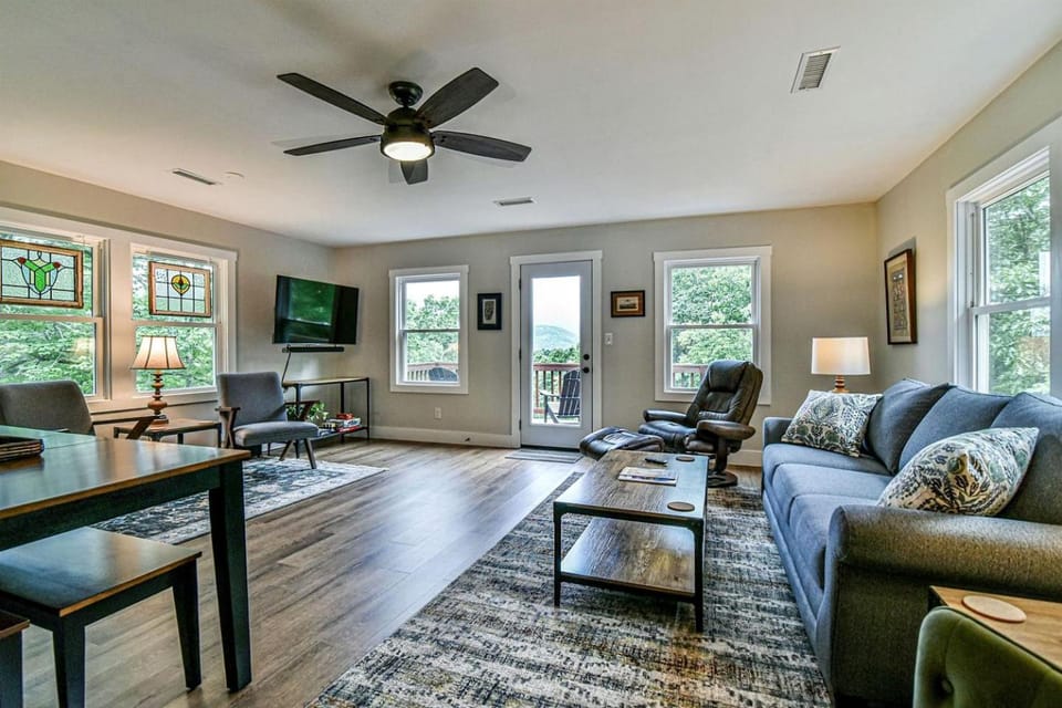 Renovated Bungalow with Panoramic Sunset Views near Black Mountain, NC House in Black Mountain