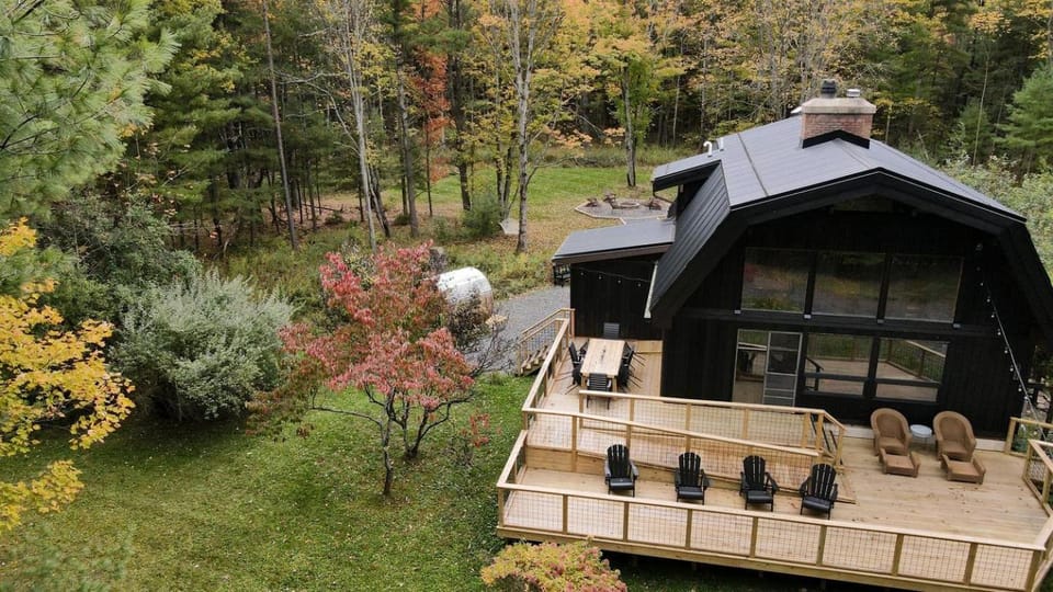 Incredible Secluded Cabin with Barrel Sauna, Fire Pit and Deck for an Unforgettable Getaway in the Finger Lakes in New York Cabin in Keuka Lake