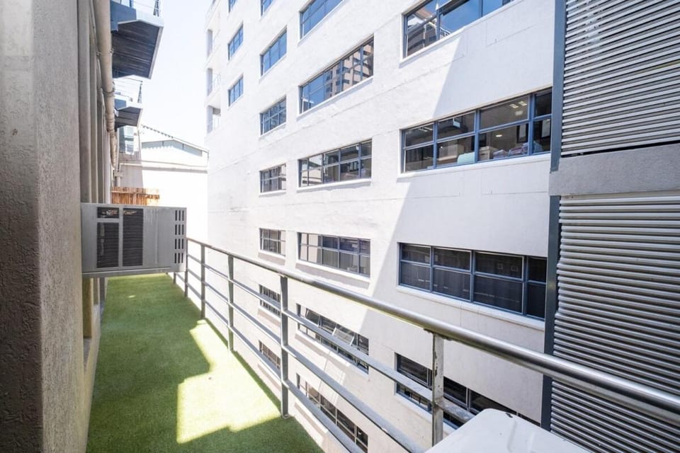 910 Spacious City-Center Studio with Parking Apartment in Cape Town
