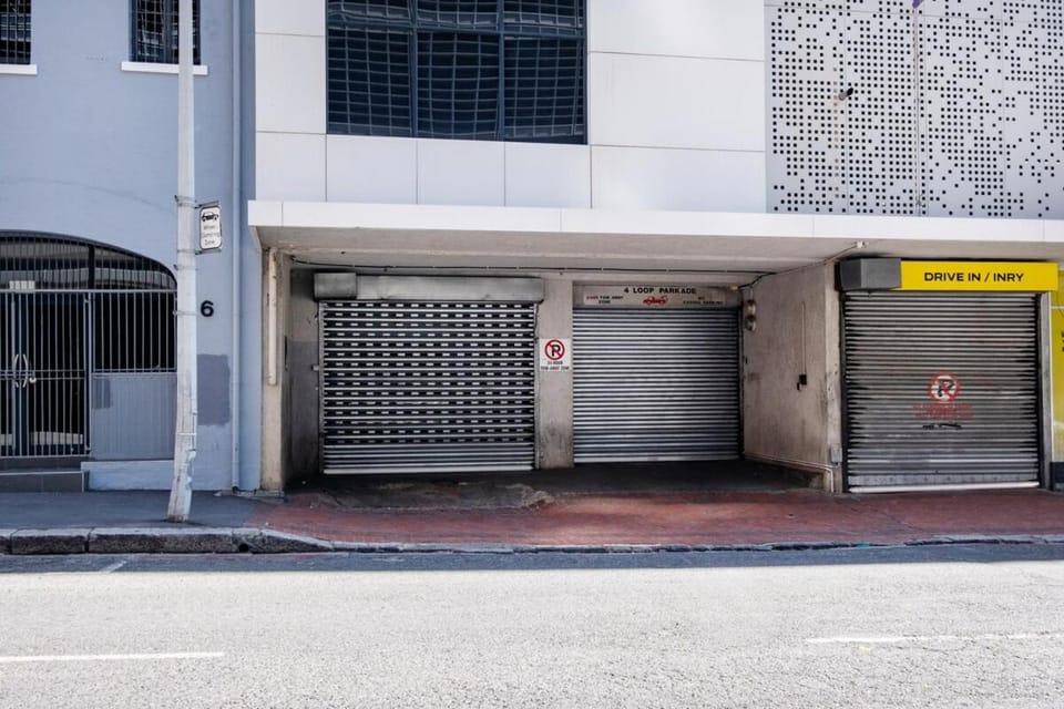 910 Spacious City-Center Studio with Parking Apartment in Cape Town