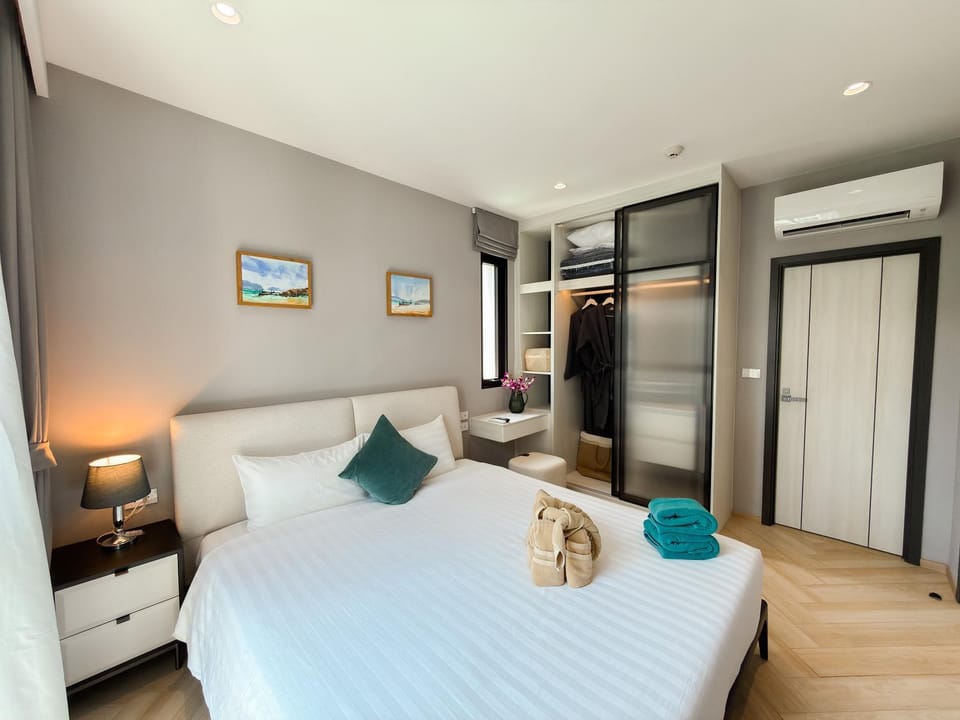 Bed, Bedroom, towels, wardrobe