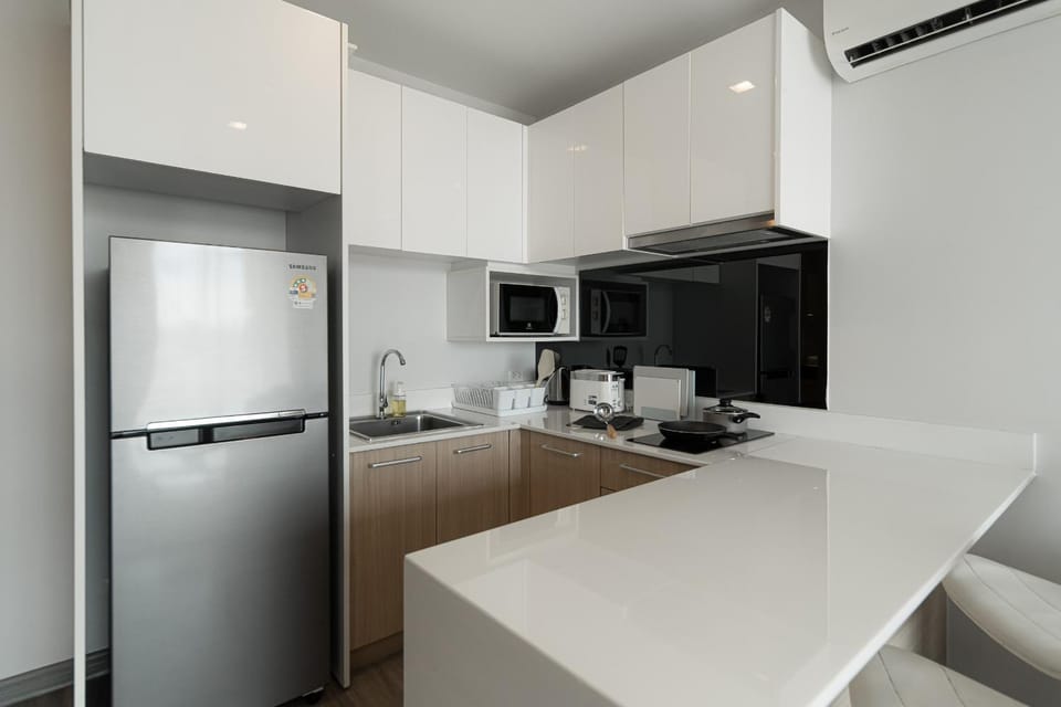 Coffee/tea facilities, Dining area, microwave, stove, toaster