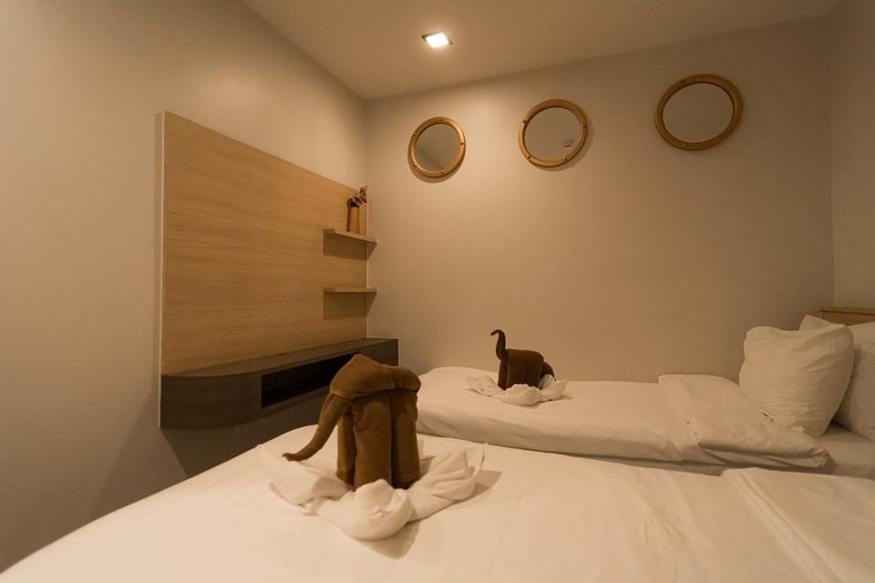 Bed, Bedroom, towels
