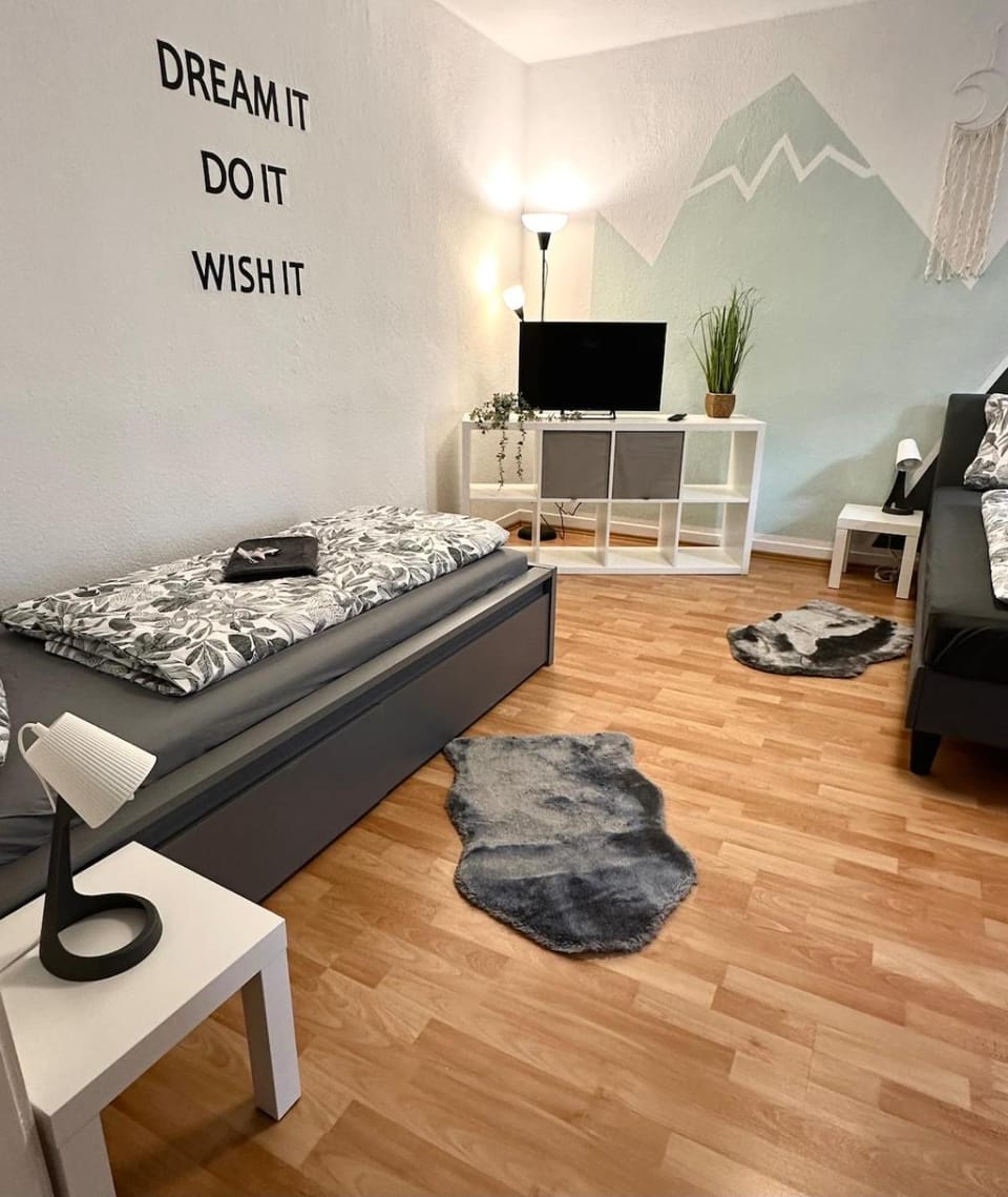 Bed, TV and multimedia, Photo of the whole room, Bedroom, towels