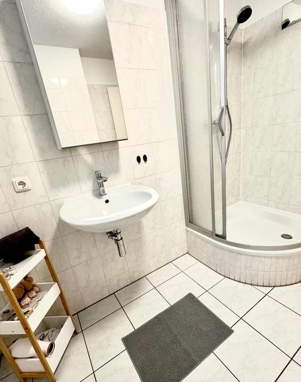 Shower, Toilet, towels
