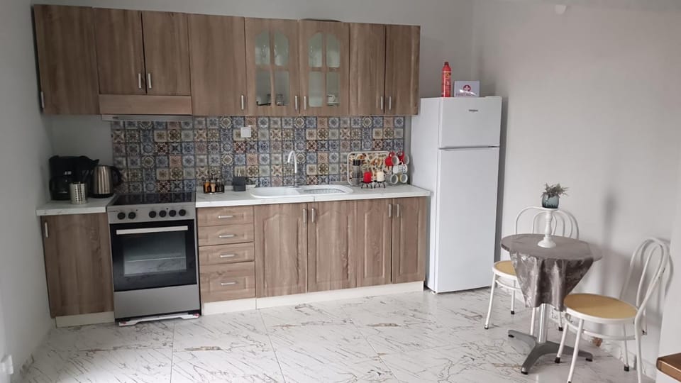 Coffee/tea facilities, Kitchen or kitchenette, Dining area, oven, stove