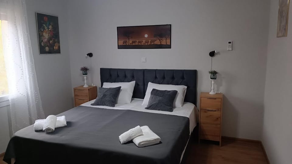 Bed, Photo of the whole room, Bedroom, towels