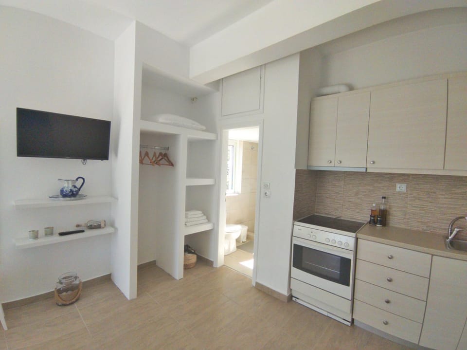 TV and multimedia, Kitchen or kitchenette, oven, stove