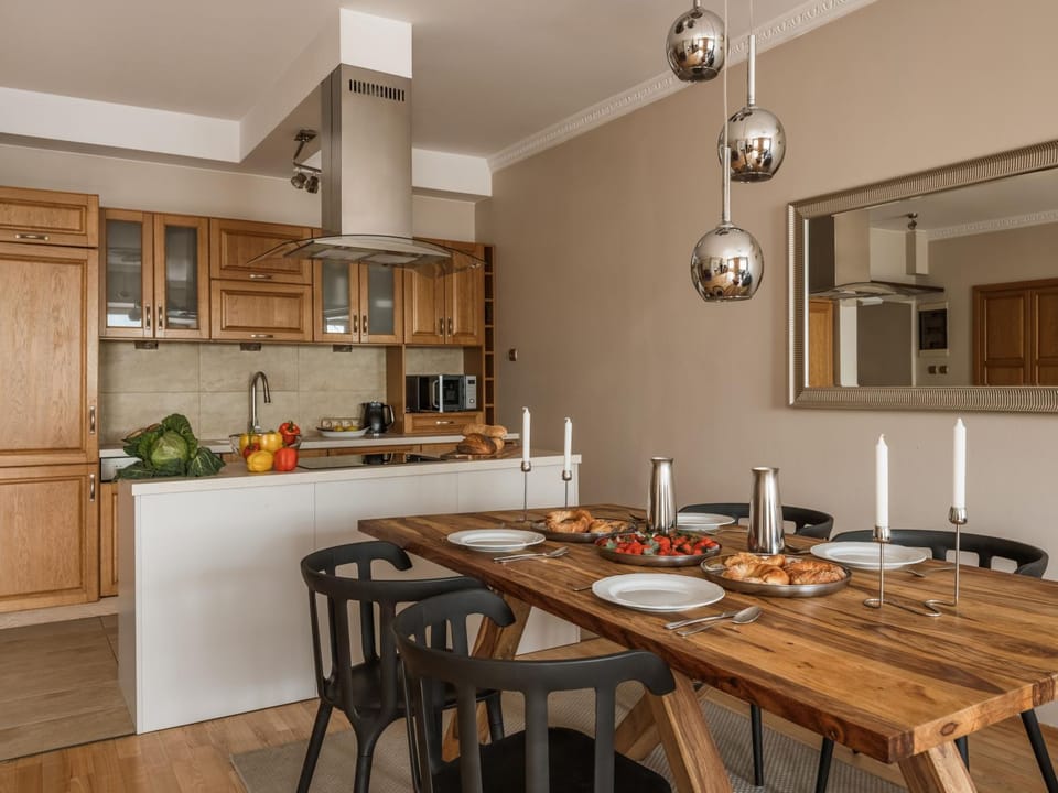 Kitchen or kitchenette, Dining area