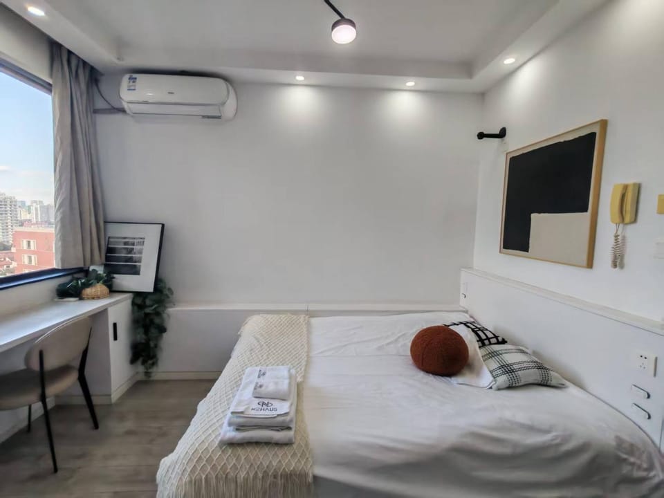 TianLe - Bright Modern City Studio with City-View Windows Apartment in Shanghai