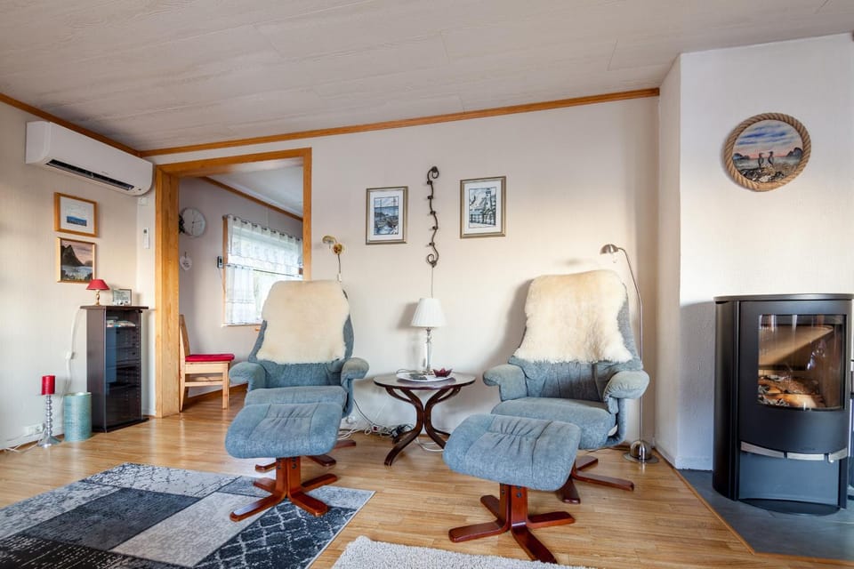 Living room, Seating area, fireplace