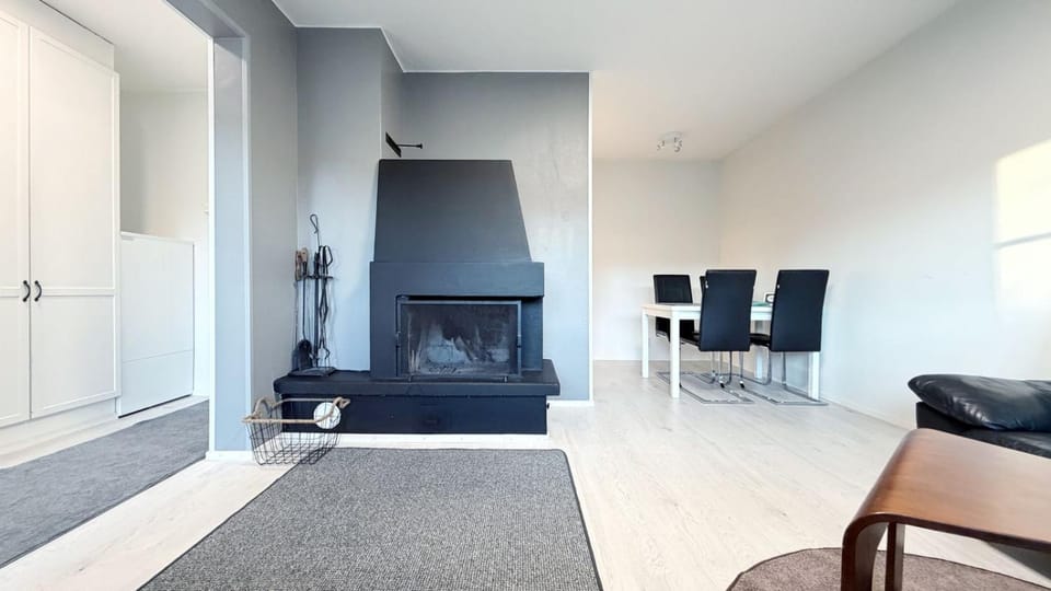 Seating area, Dining area, fireplace