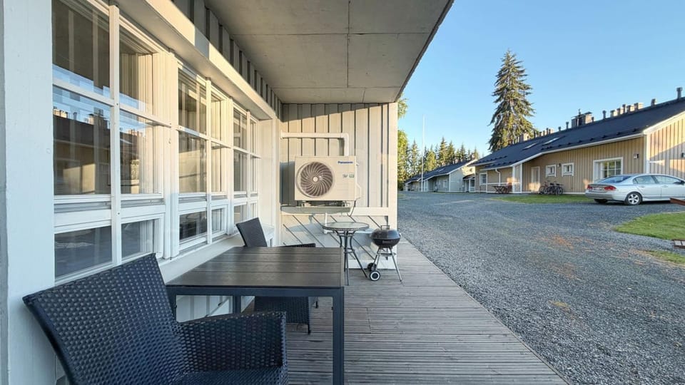 Property building, Patio, Day, Neighbourhood, Street view, Location