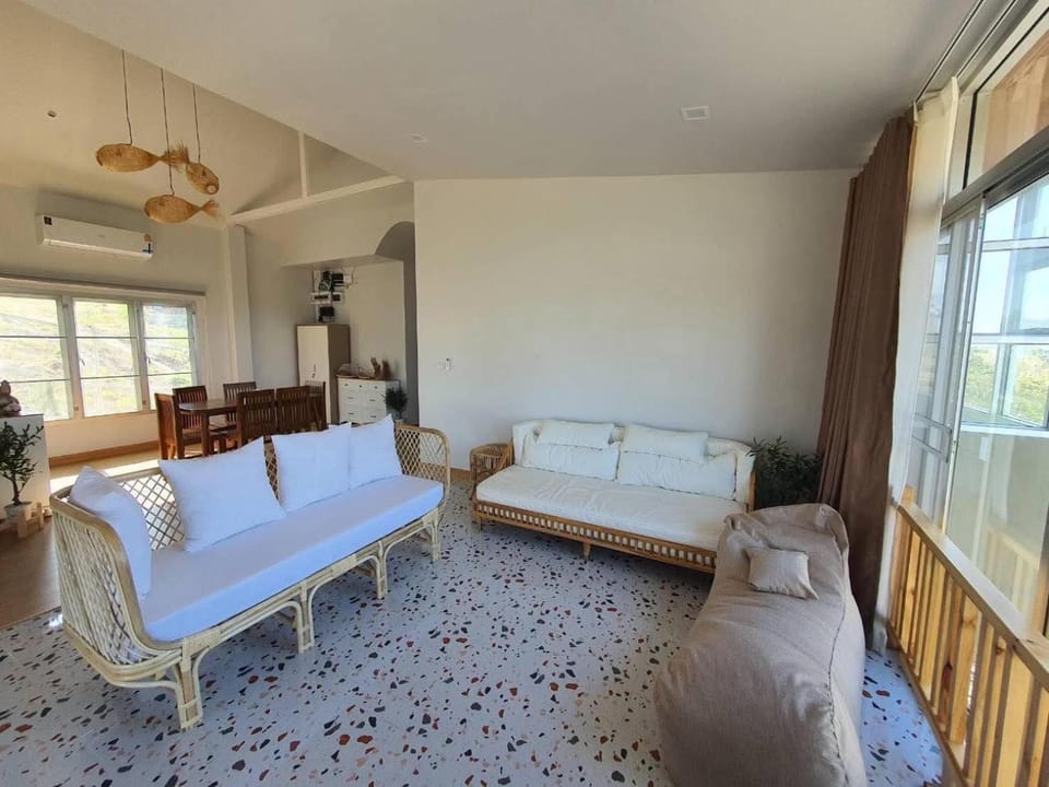 Photo of the whole room, Seating area