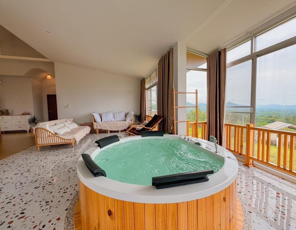 Natural landscape, Hot Tub, Living room, Photo of the whole room, Seating area