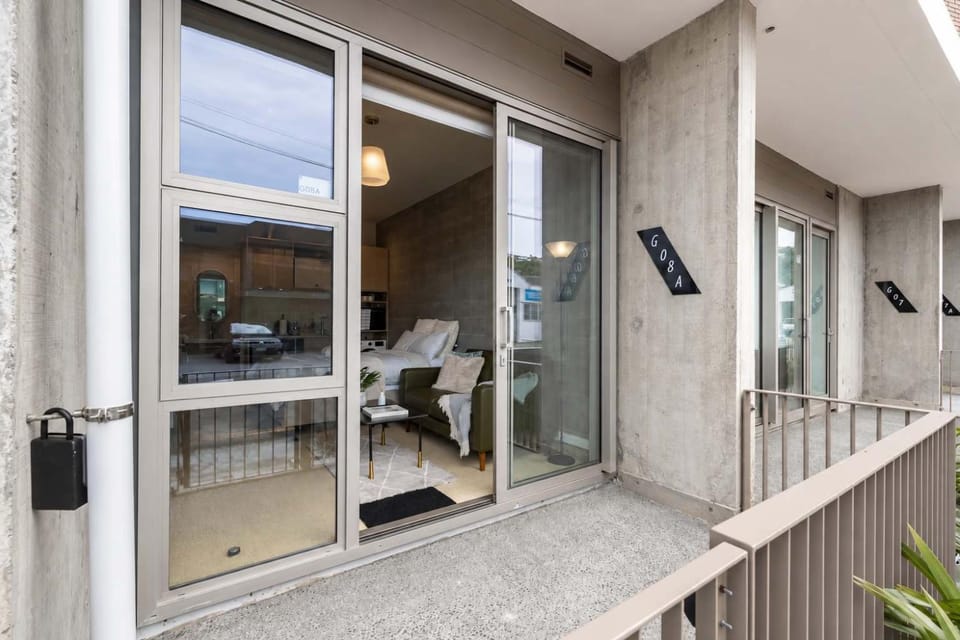 Petone City Studio with Balcony Apartment in Lower Hutt