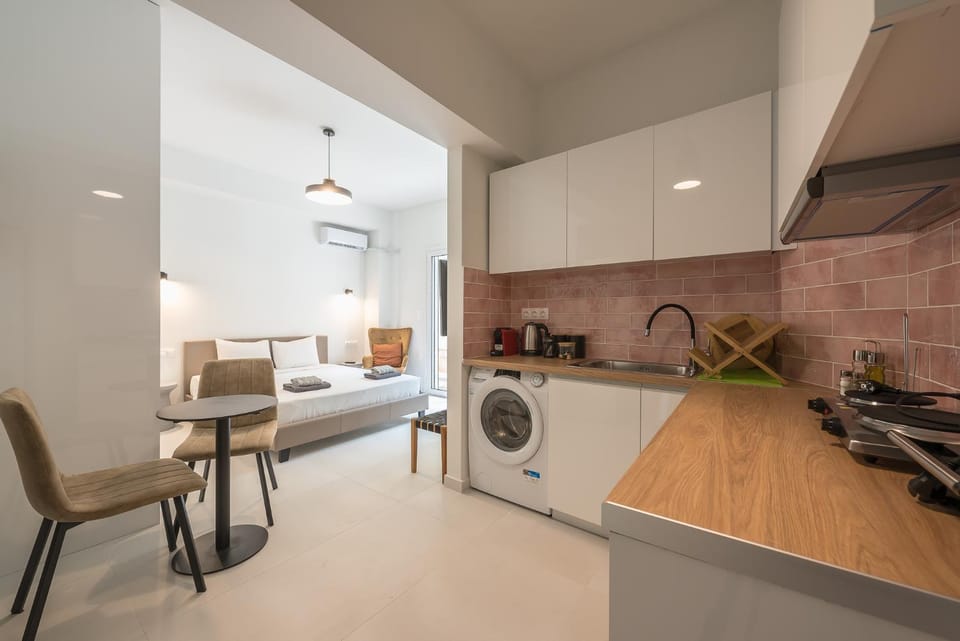 Kitchen or kitchenette, Seating area, Dining area, oven, stove, toaster, washing machine