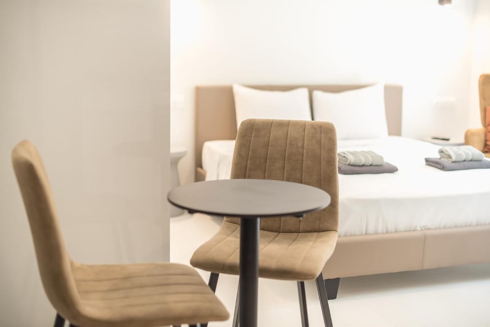 Bed, Living room, Seating area, Dining area, Bedroom