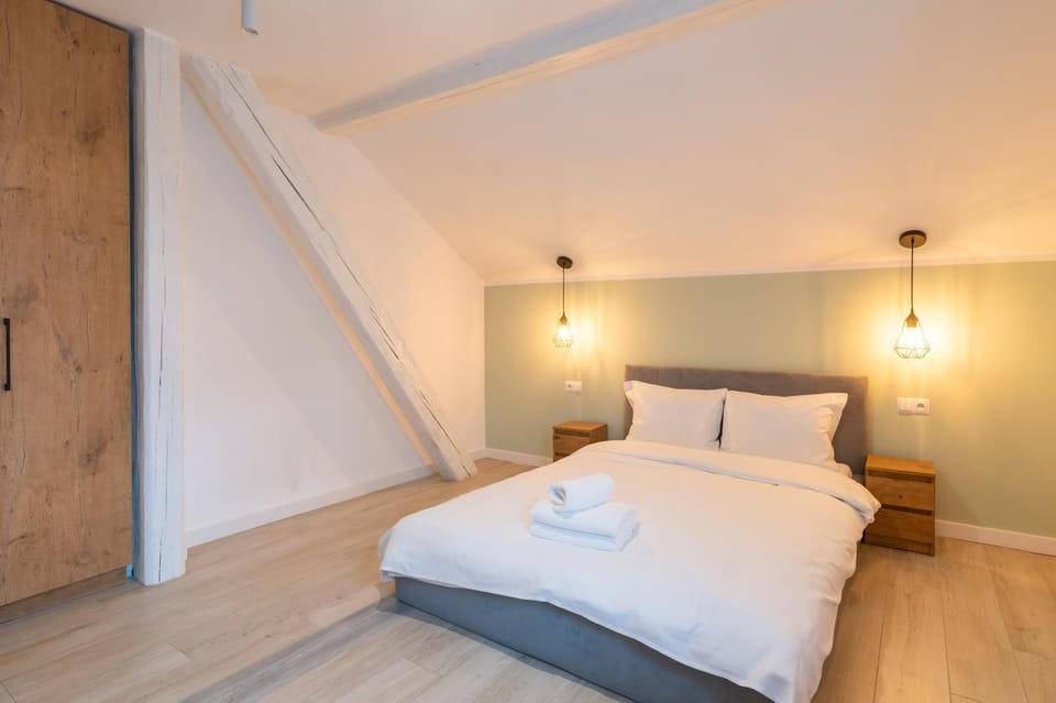 Bed, Photo of the whole room, Bedroom, towels