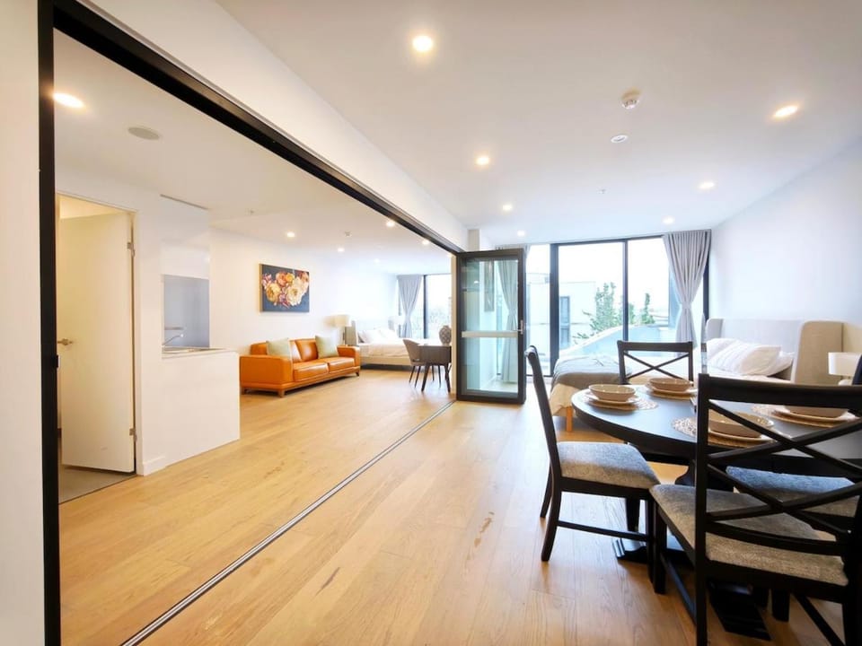LG17 - Box Hill Core Hotel Style Double Suite High-End Furniture Double King Bed Super Large Space Apartment in Melbourne