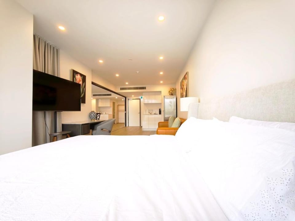 LG17 - Box Hill Core Hotel Style Double Suite High-End Furniture Double King Bed Super Large Space Apartment in Melbourne