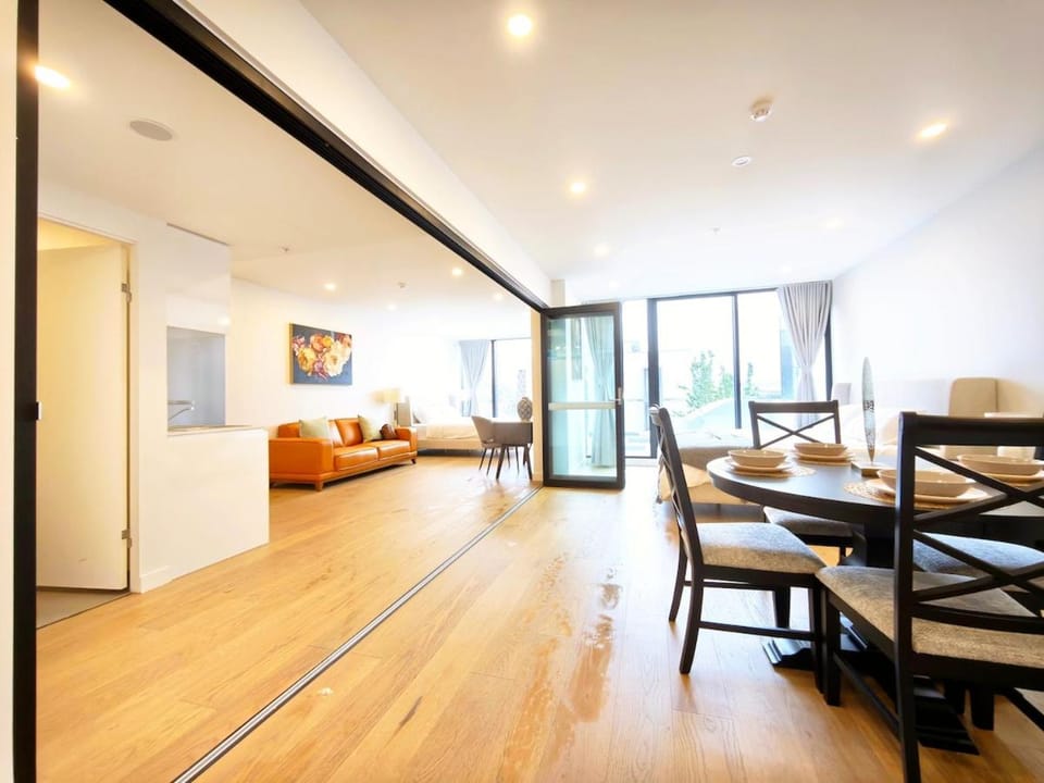 LG17 - Box Hill Core Hotel Style Double Suite High-End Furniture Double King Bed Super Large Space Apartment in Melbourne