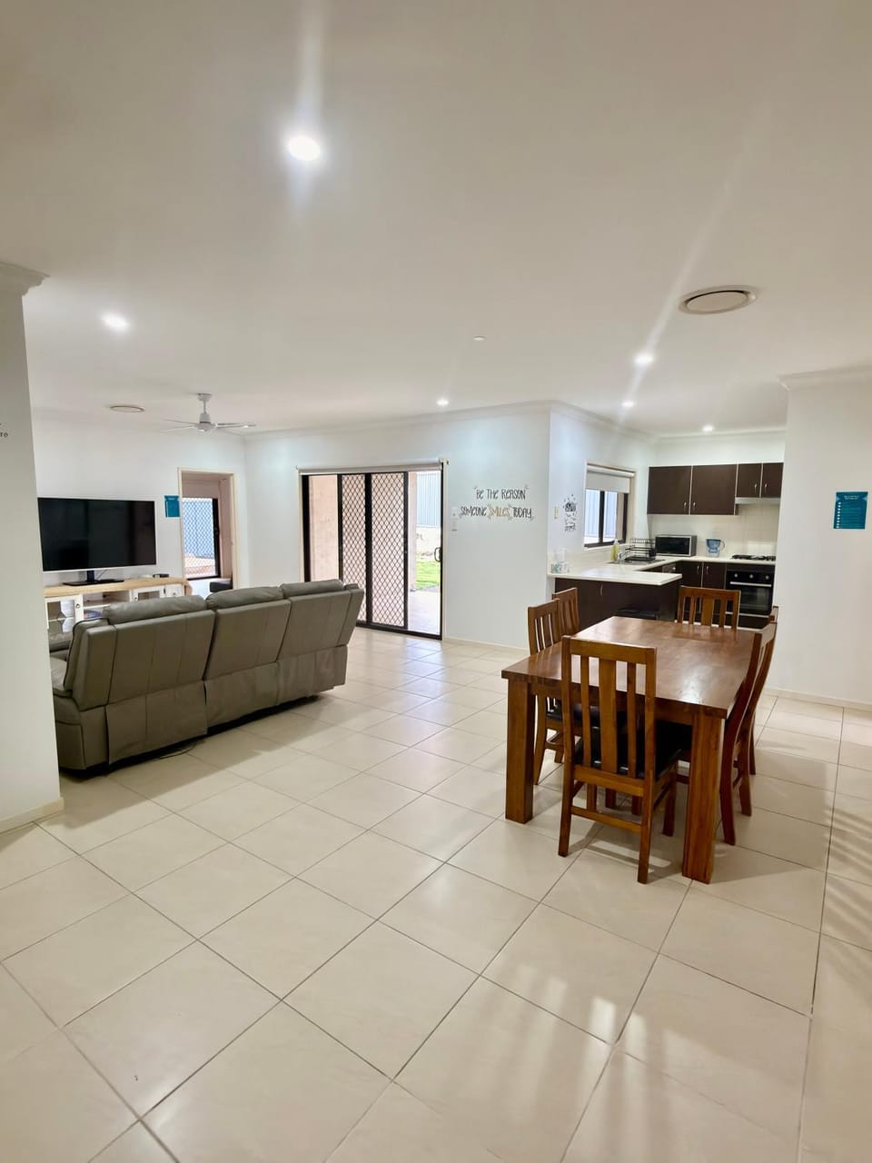 Communal lounge/ TV room, TV and multimedia, Living room, Seating area, Dining area
