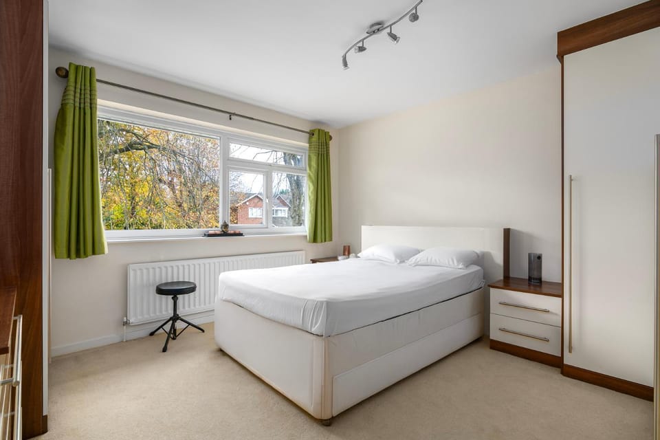 Spacious 2 BDR Home with Parking Near City Centre Apartment in Birmingham