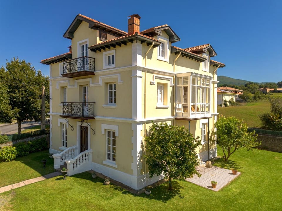 Espectacular casona indiana House in Cantabria