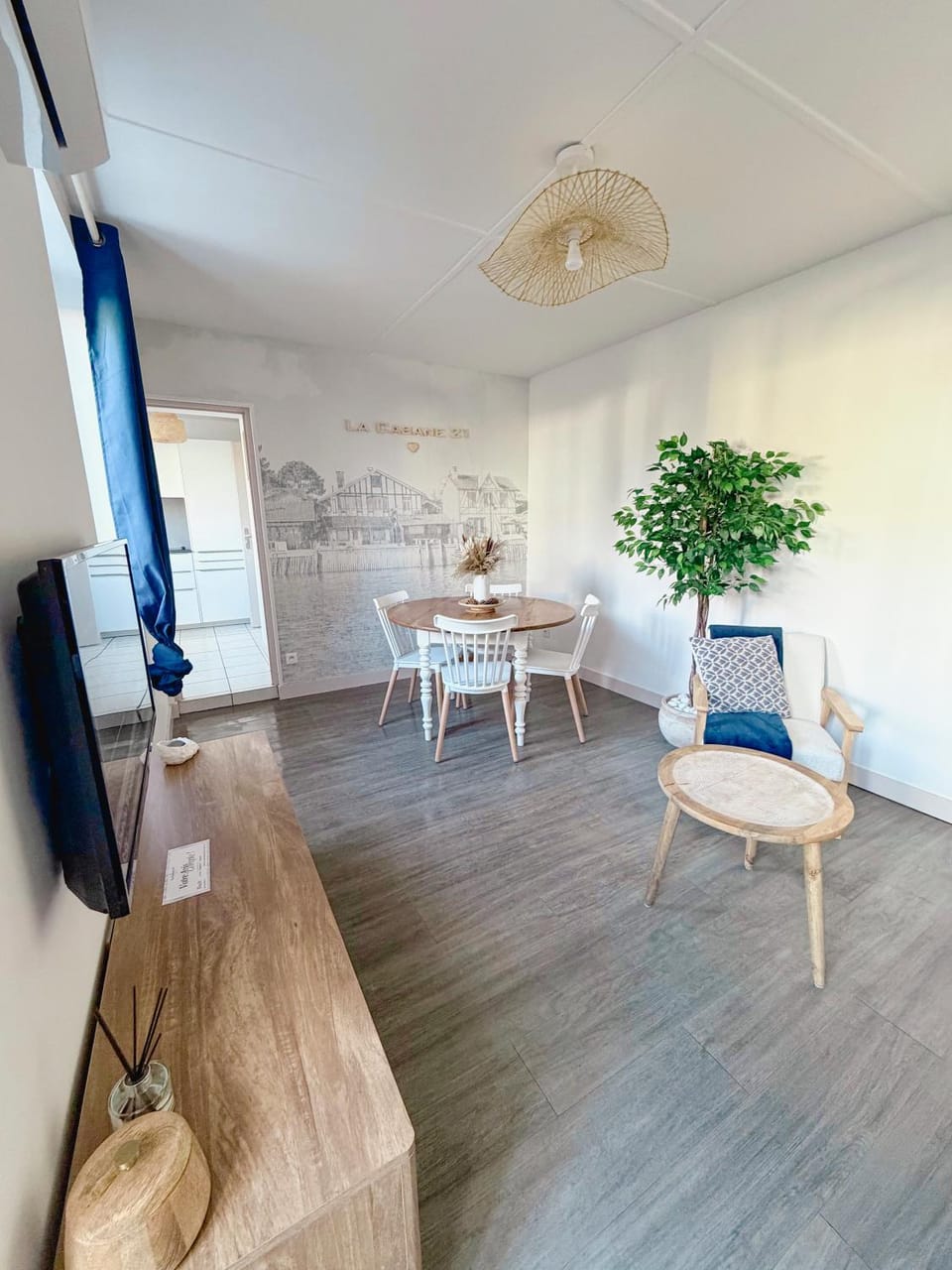 TV and multimedia, Living room, Seating area, Dining area