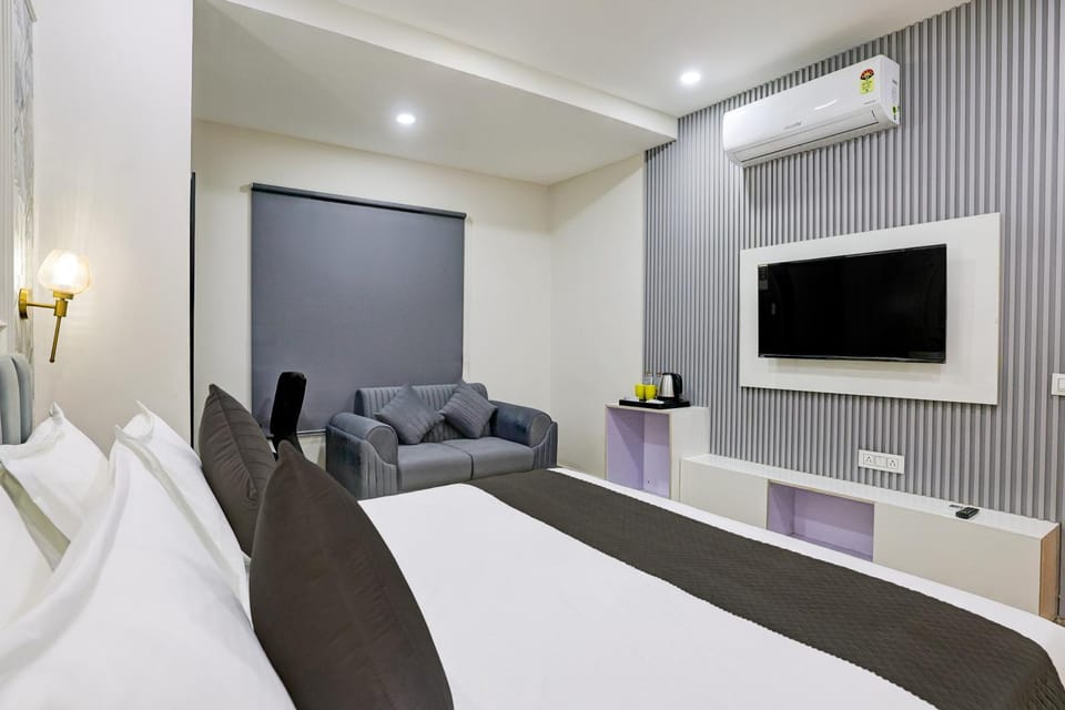Bed, TV and multimedia, Photo of the whole room, Seating area, Bedroom, air conditioner