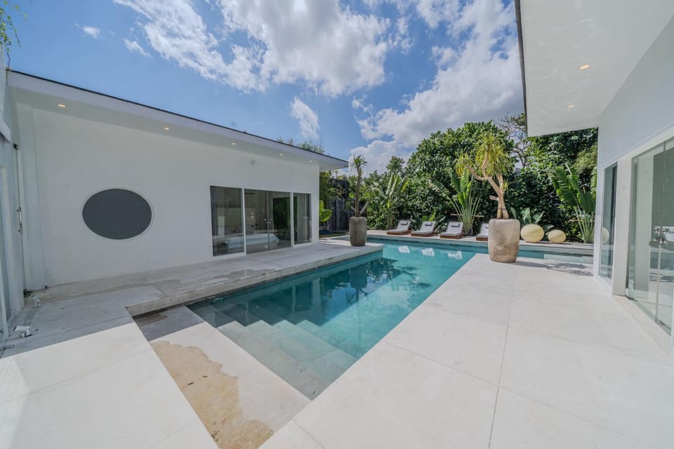 Swimming pool, sunbed