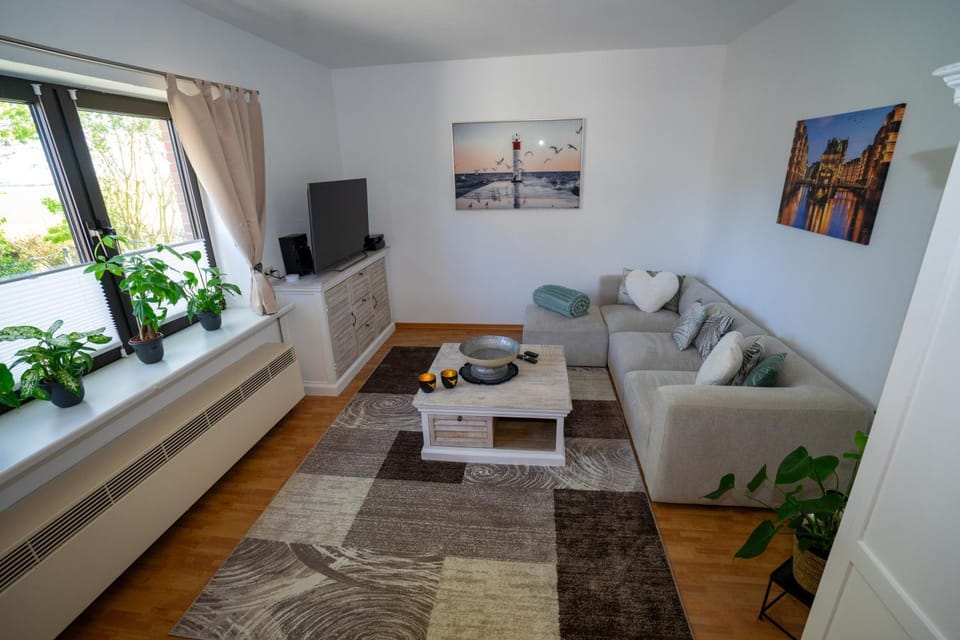TV and multimedia, Living room, Seating area, Evening entertainment