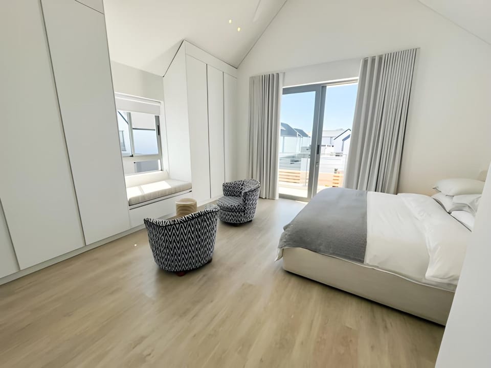 Bed, Balcony/Terrace, Seating area, Bedroom, wardrobe