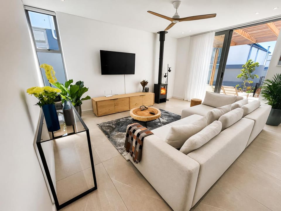 TV and multimedia, Living room, Seating area, fireplace