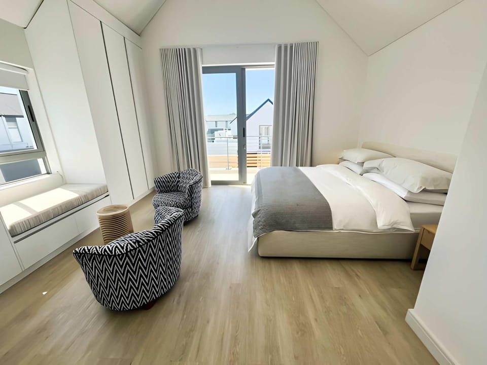 Property building, Bed, Balcony/Terrace, Seating area, Bedroom, wardrobe