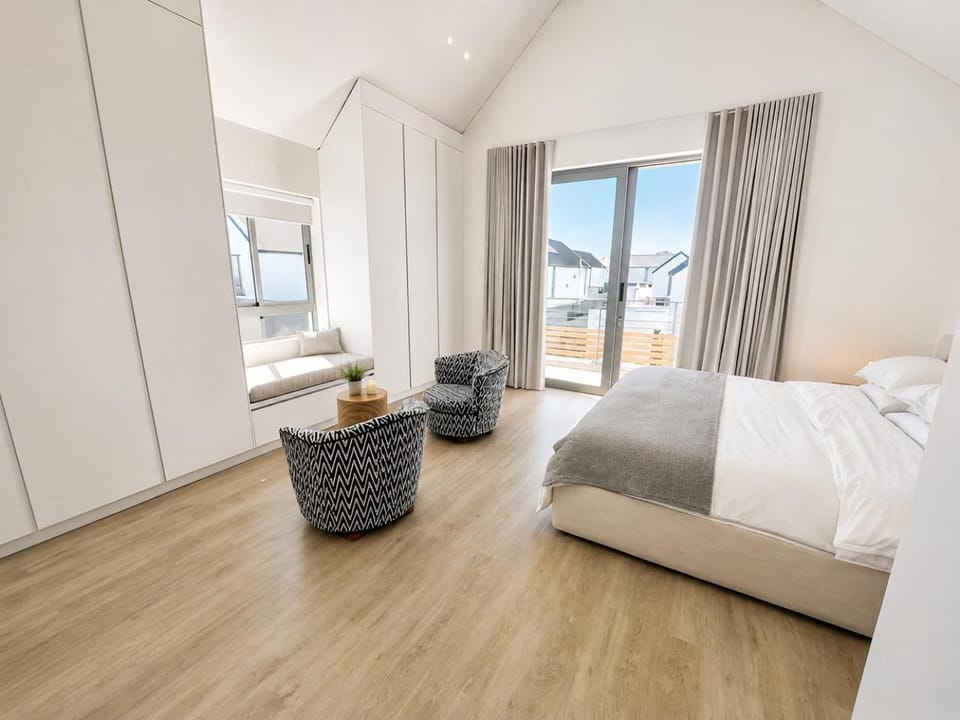 Bed, Natural landscape, Photo of the whole room, Bedroom, towels