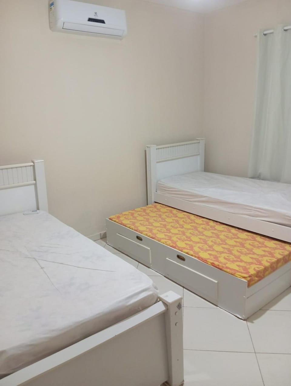 Bed, Photo of the whole room, Bedroom, air conditioner