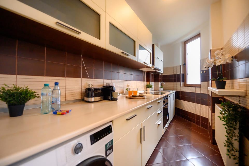 Coffee/tea facilities, Kitchen or kitchenette, oven, stove, toaster