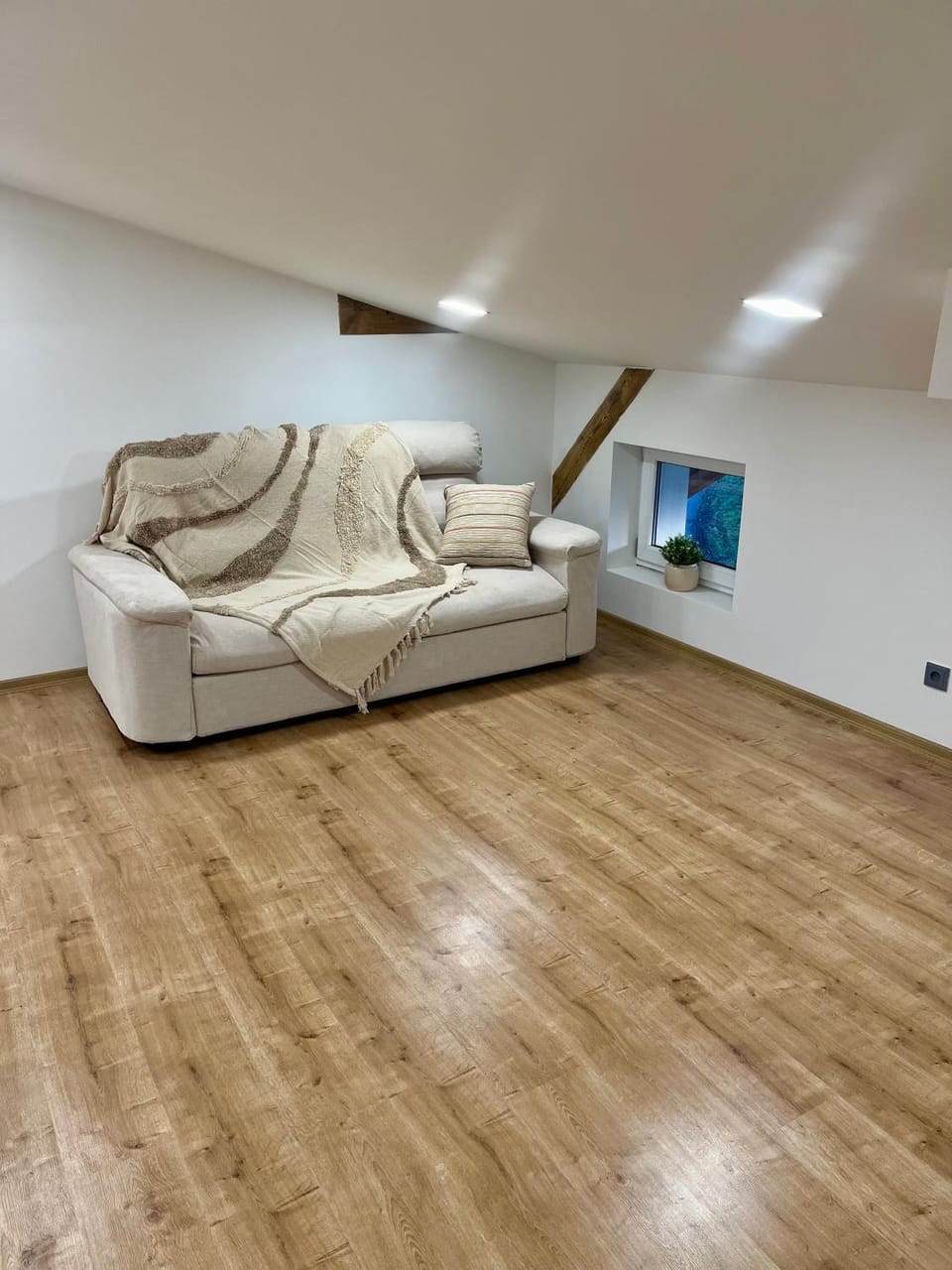 Seating area, Area and facilities