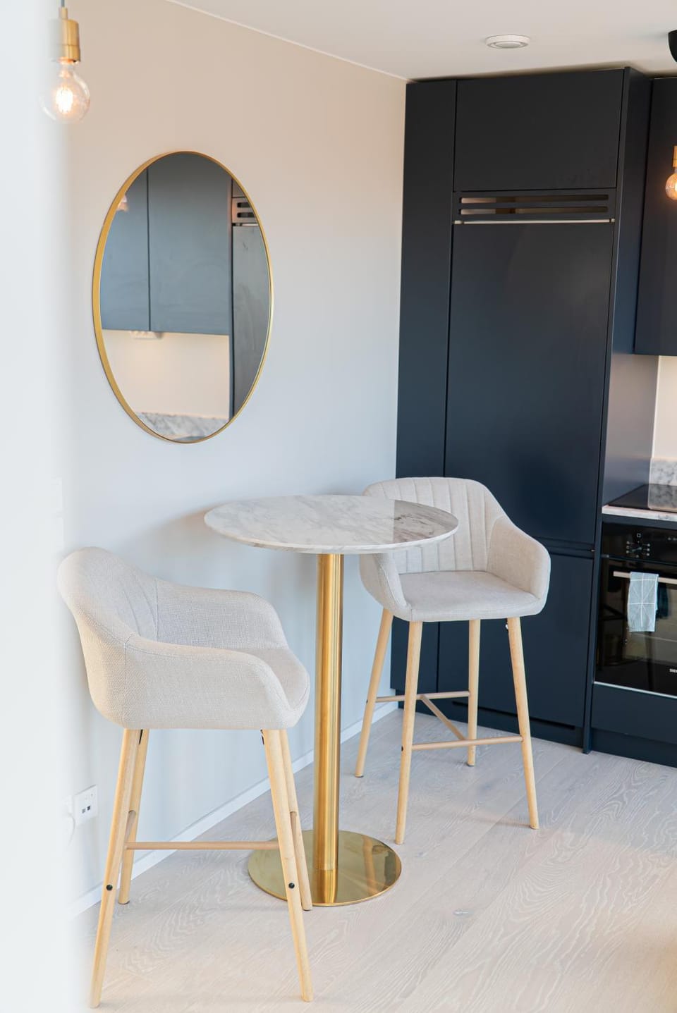 Kitchen or kitchenette, Dining area